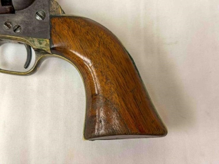 colt-revolver-image-3