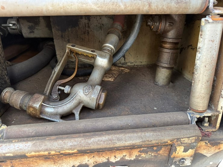 #1361-•-1995-freightliner-fuel-truck-image-39