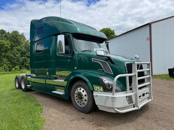 #1858-•-2007-volvo-10th-anniversary-series-sleeper-cab-truck-tractor-image-7