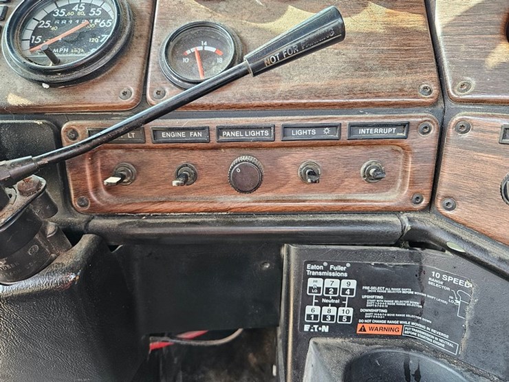 2001-freightliner-fld120-image-39