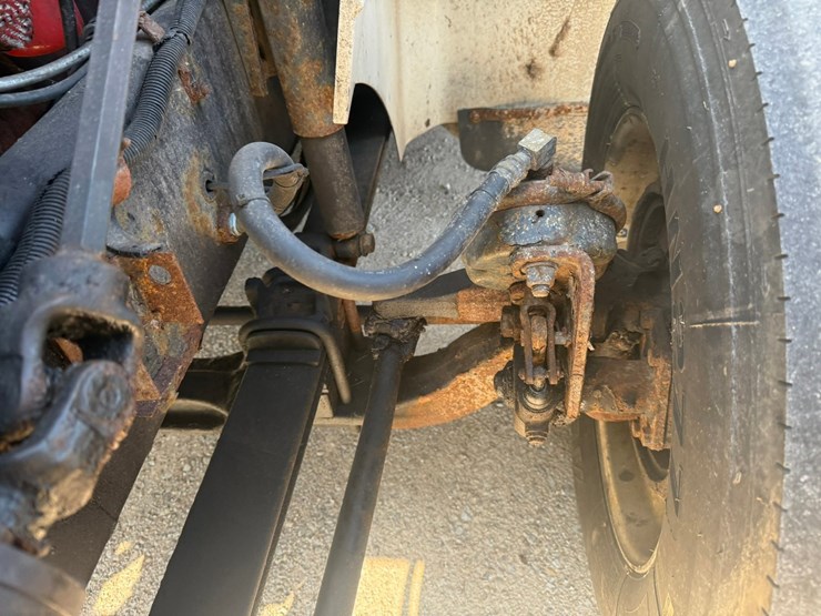 #1401-•-2005-international-9400i-6x4-sleeper-cab-truck-tractor-image-11