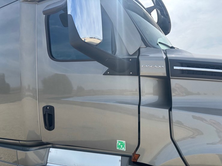 #2164-•-2022-freightliner-cascadia-pt126slp-sleeper-cab-truck-tractor-image-29