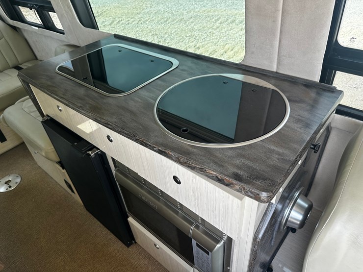 #2492-•-2014-mercedes-benz-airstream-motorhome-image-54