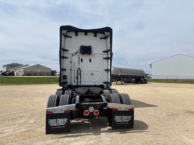2021-freightliner-cascadia-126-image-3