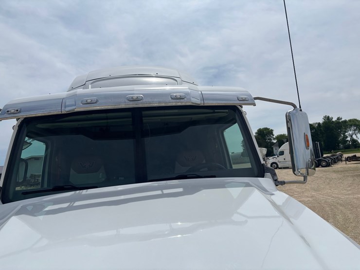 2020-western-star-5700xe-image-24