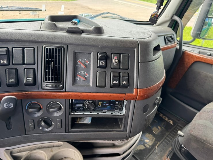 #1858-•-2007-volvo-10th-anniversary-series-sleeper-cab-truck-tractor-image-40