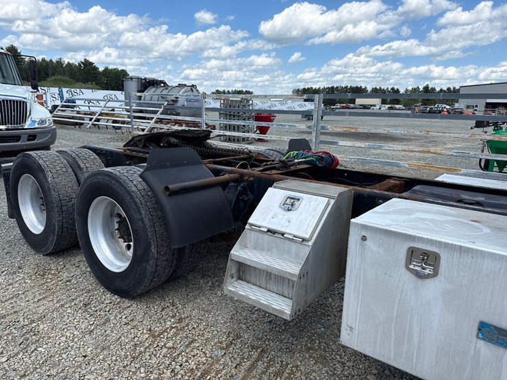 #60944-•-2016-freightliner-125-sleeper-cab-truck-tractor-image-57