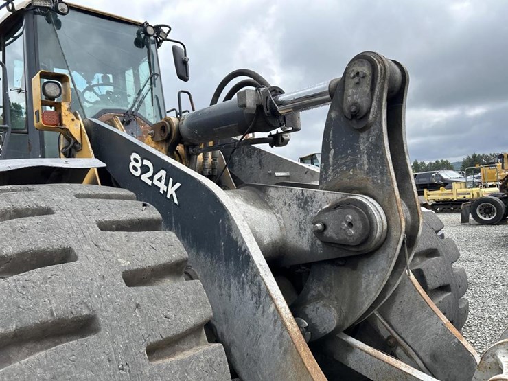 2014-deere-824k-image-31