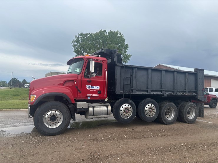 2004-mack-granite-cv713-image-1