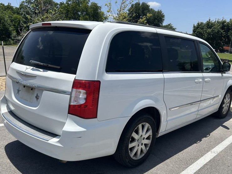 2014-chrysler-town-&-country-image-7