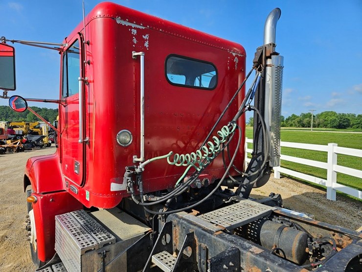 2002-freightliner-fld112-image-14