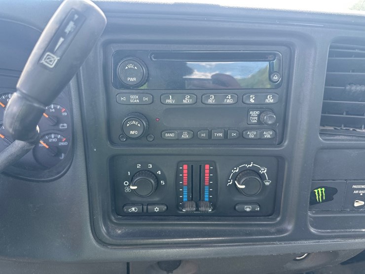 2005-chevrolet-3500-image-28