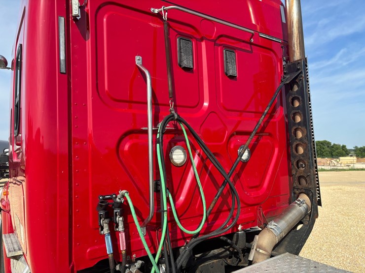 2017-freightliner-cascadia-125-image-13