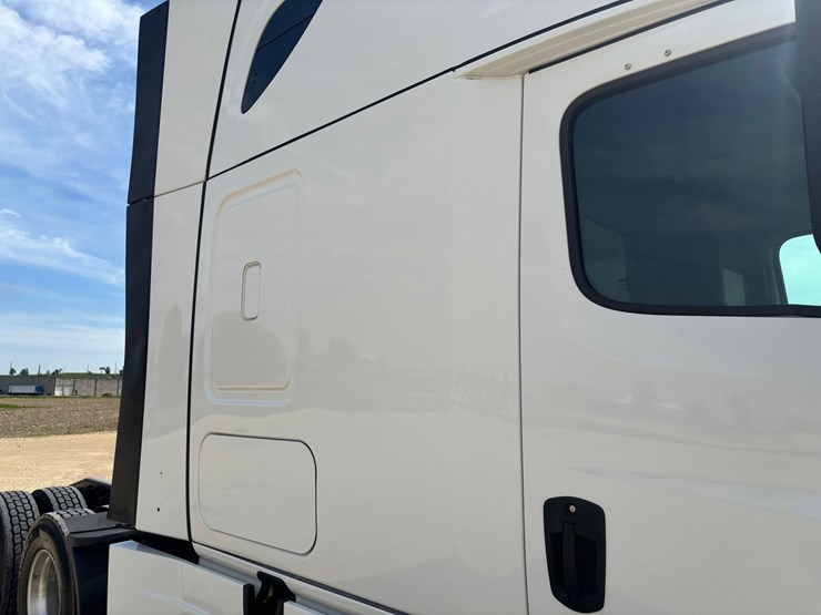 2022-freightliner-cascadia-126-image-30