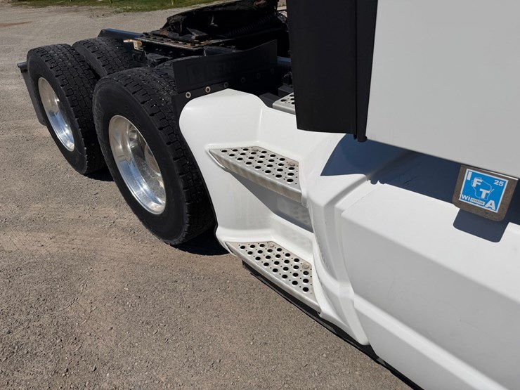 2018-kenworth-t680-image-25