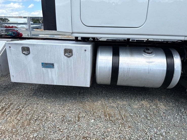 #60944-•-2016-freightliner-125-sleeper-cab-truck-tractor-image-60