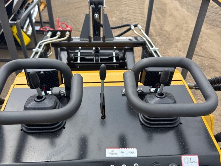 new-agt-co-mini-stand-on-skidloader-model-mx-crt23-image-10