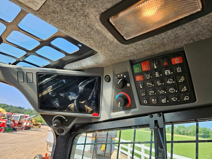 john-deere-335-image-30