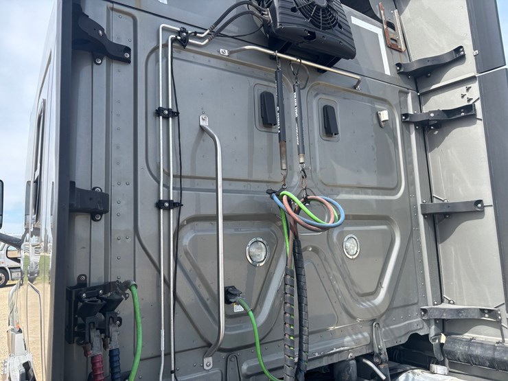 #2164-•-2022-freightliner-cascadia-pt126slp-sleeper-cab-truck-tractor-image-17