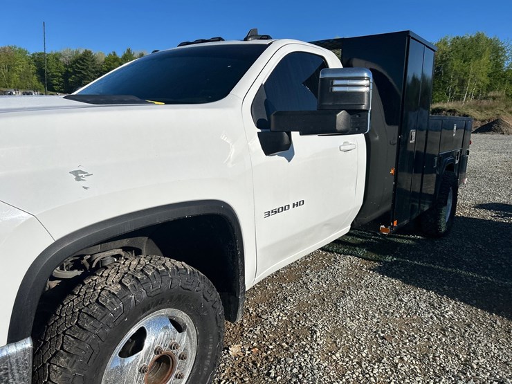 2020-chevrolet-3500-image-12