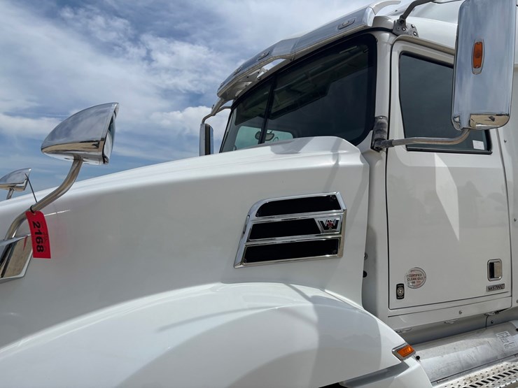 2020-western-star-5700xe-image-8