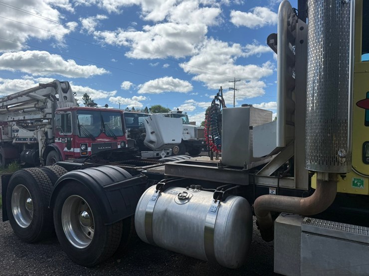 #1362-•-2010-peterbilt-day-cab-truck-tractor-image-82
