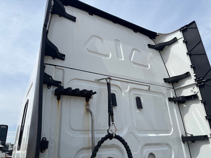 2021-freightliner-cascadia-126-image-16