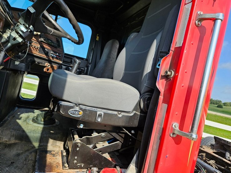 2002-freightliner-fld112-image-45