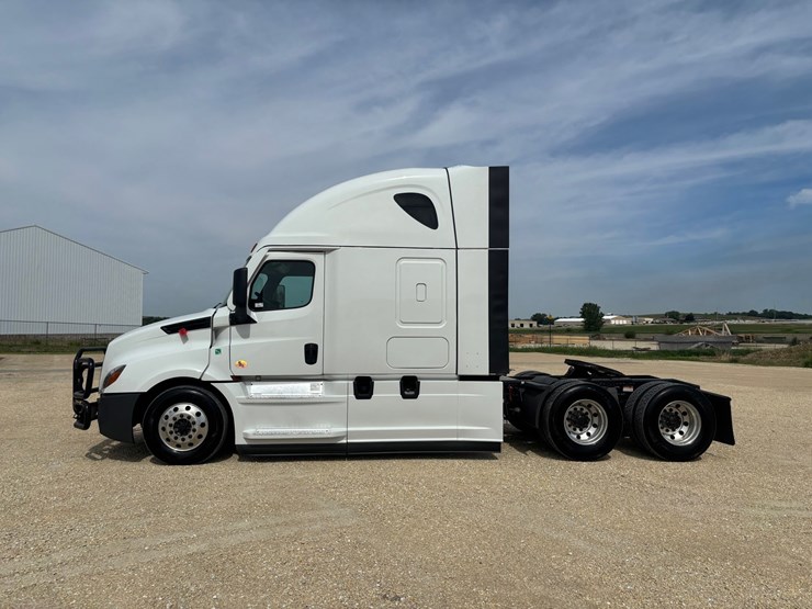 2022-freightliner-cascadia-126-image-2