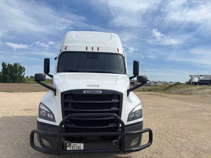 2021-freightliner-cascadia-126-image-6