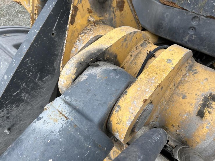 2014-deere-824k-image-26