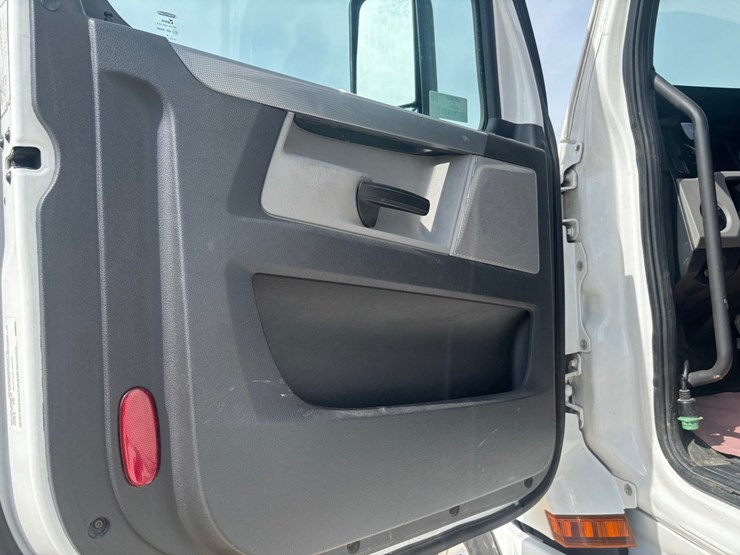 2022-freightliner-cascadia-126-image-60