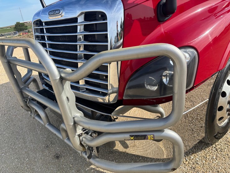 2017-freightliner-cascadia-125-image-16