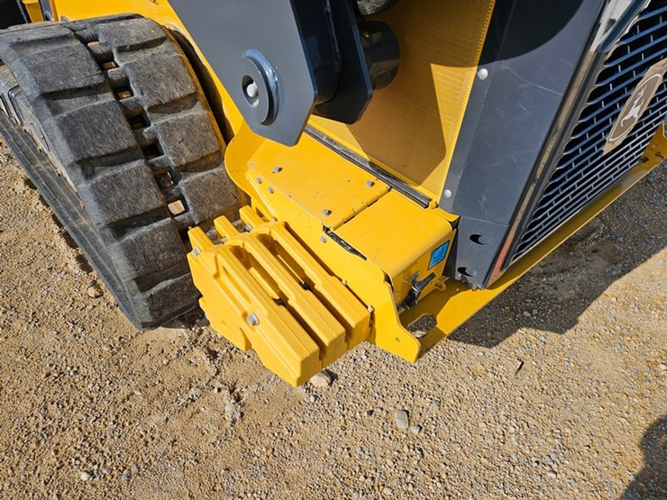 john-deere-335-image-18