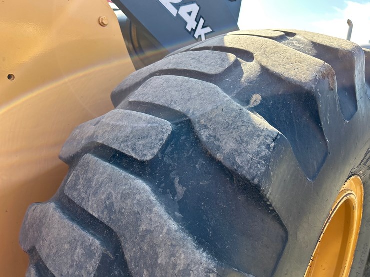 2012-deere-624k-image-81