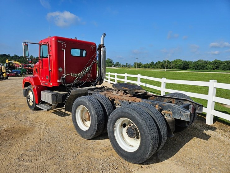 2002-freightliner-fld112-image-4