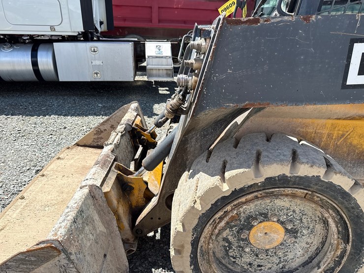 2015-deere-320e-image-17