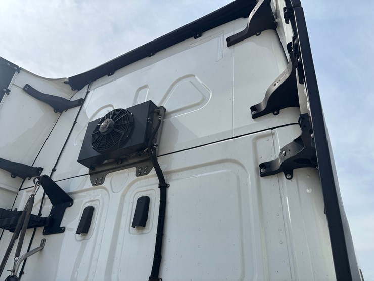 2022-freightliner-cascadia-126-image-34