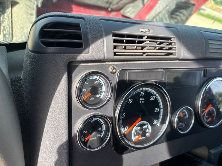 2017-freightliner-cascadia-125-image-51