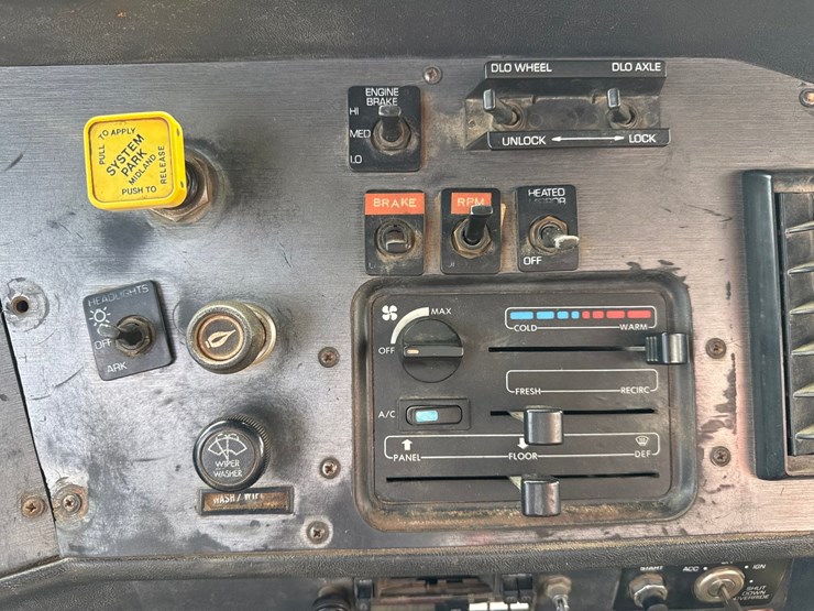 #60835-•-1991-volvo-/-gm-white-tandem-axle-storm-truck-image-72