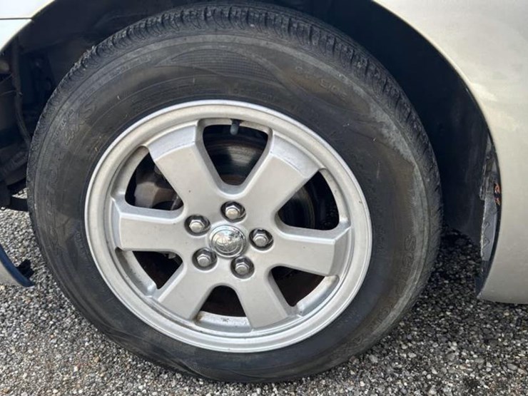 #5-•-2005-toyota-prius-image-11