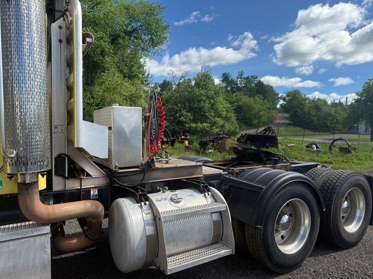 #1362-•-2010-peterbilt-day-cab-truck-tractor-image-35