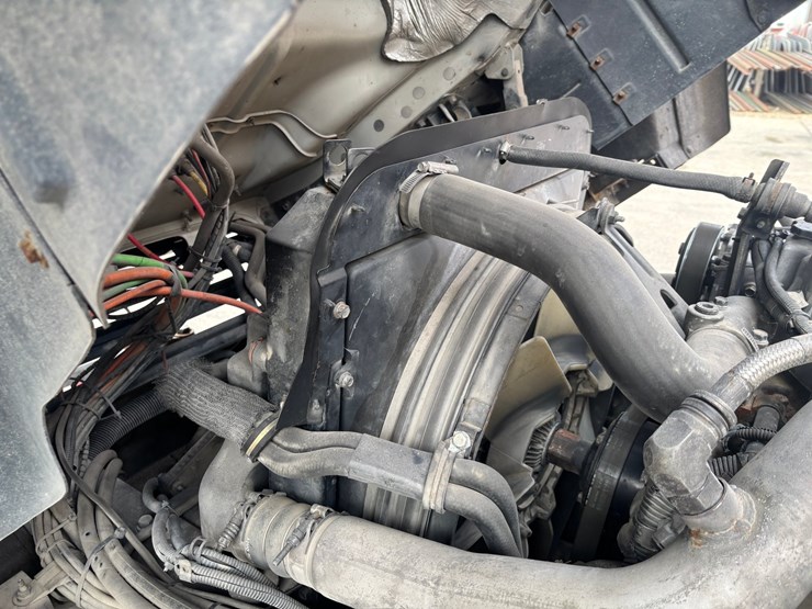 2005-gmc-t7500-image-89