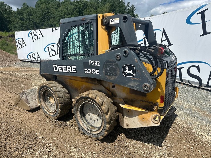 2015-deere-320e-image-3