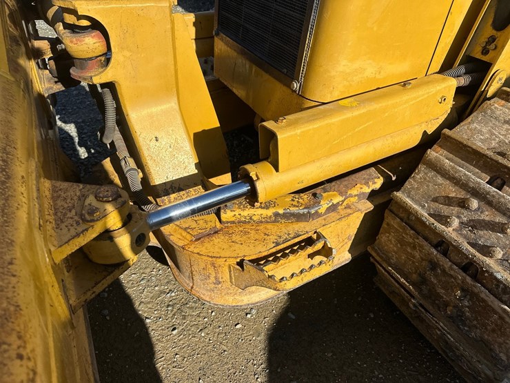 2004-caterpillar-d3g-xl-image-15