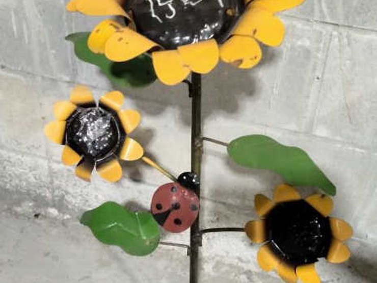#32-•-metal-yard-art---sunflowers-w/-lady-bug-image-1