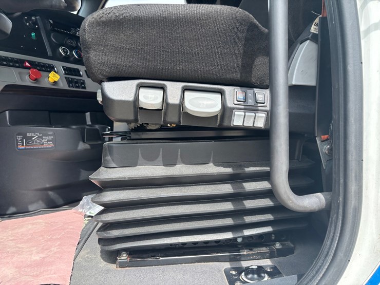 2021-freightliner-cascadia-126-image-49