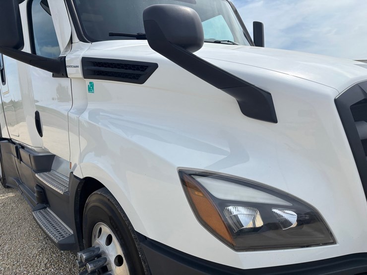 2021-freightliner-cascadia-126-image-26
