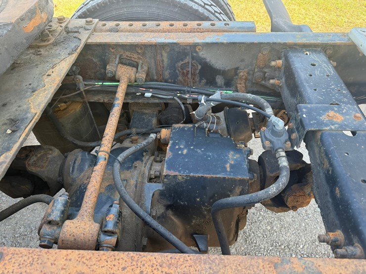 #1401-•-2005-international-9400i-6x4-sleeper-cab-truck-tractor-image-47