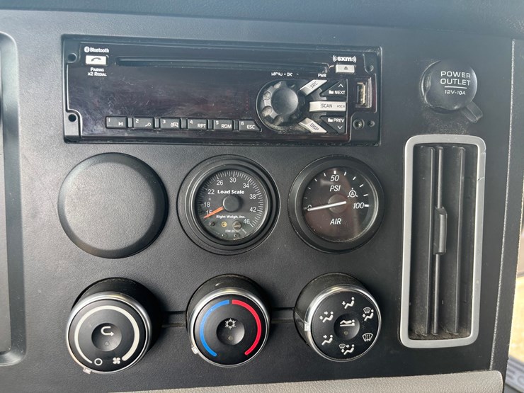 2021-freightliner-cascadia-126-image-51